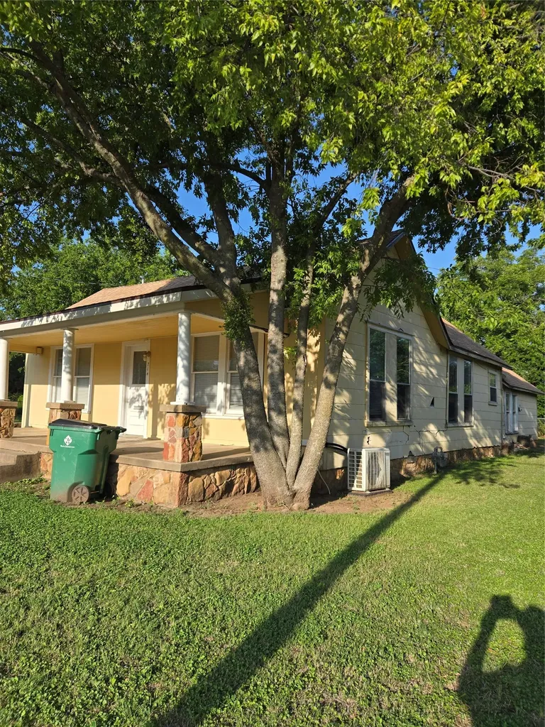 714 S Commercial Avenue Coleman TX 76834