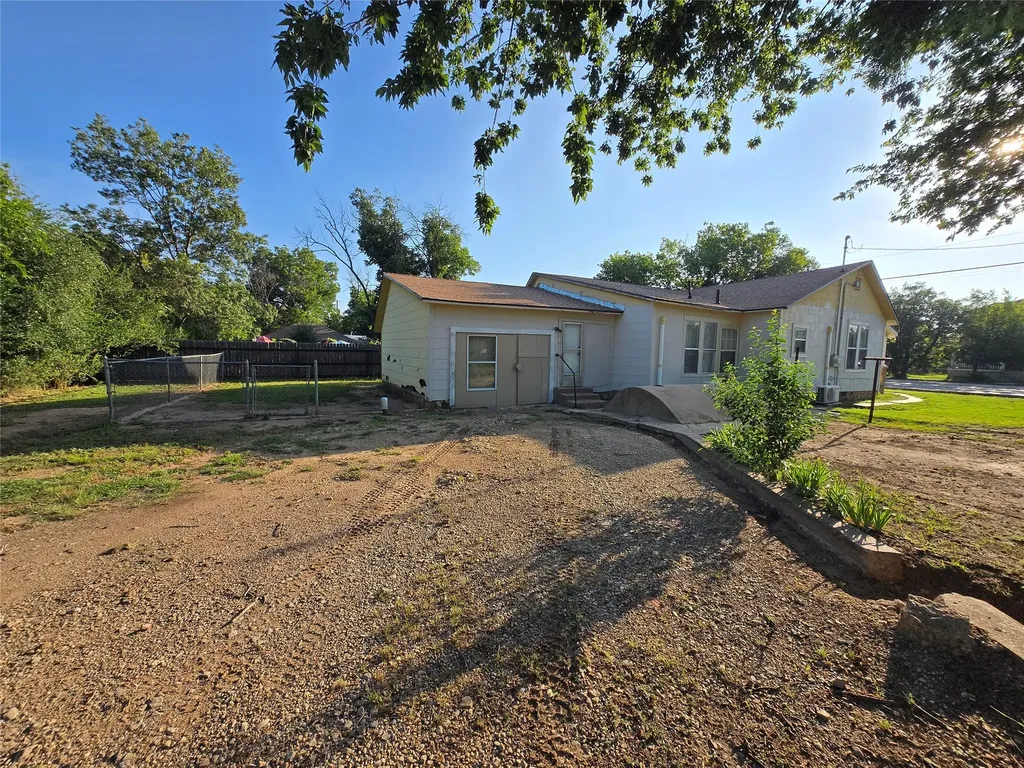 714 S Commercial Avenue Coleman TX 76834