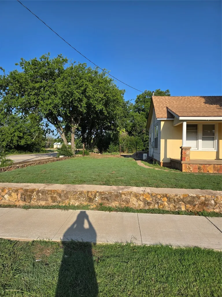 714 S Commercial Avenue Coleman TX 76834