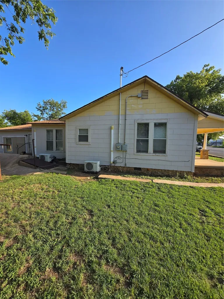 714 S Commercial Avenue Coleman TX 76834