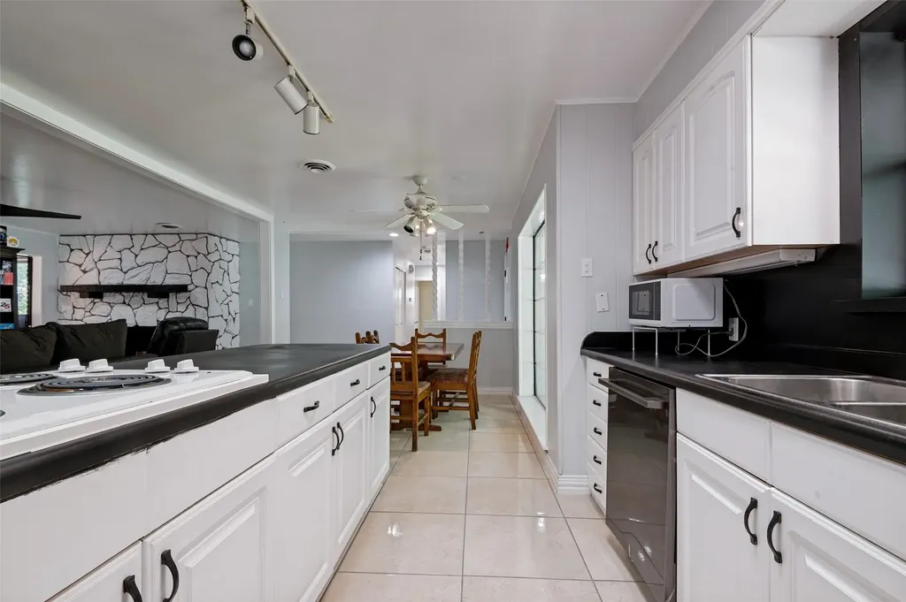 905 Ridgewood Terrace Arlington TX 76012