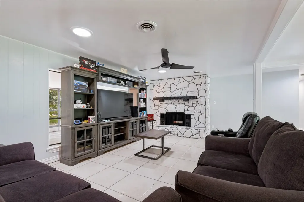 905 Ridgewood Terrace Arlington TX 76012