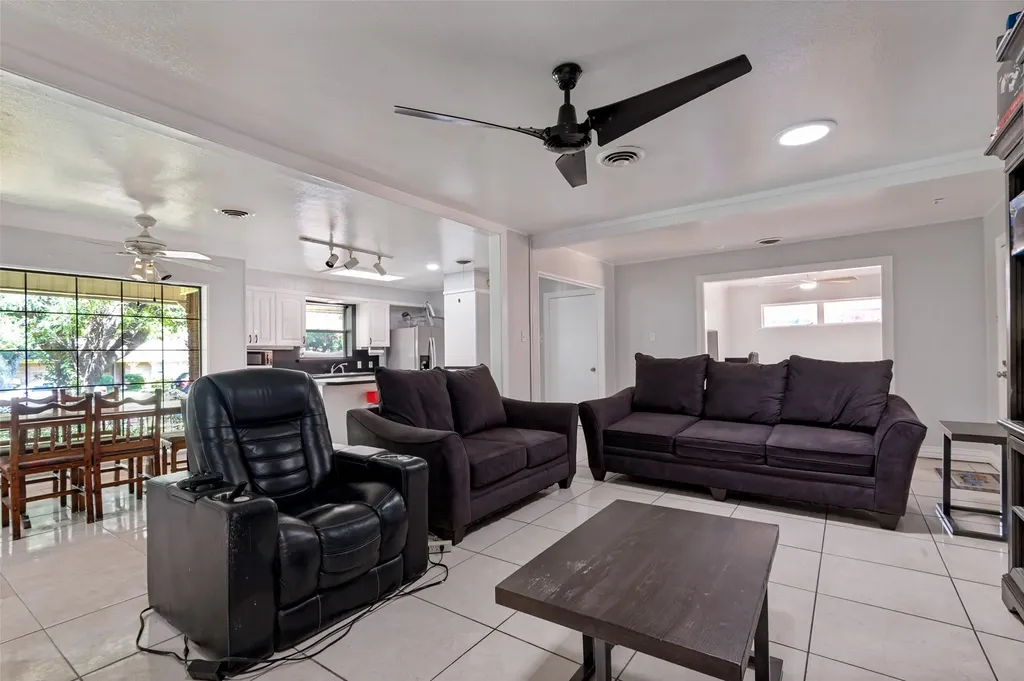 905 Ridgewood Terrace Arlington TX 76012