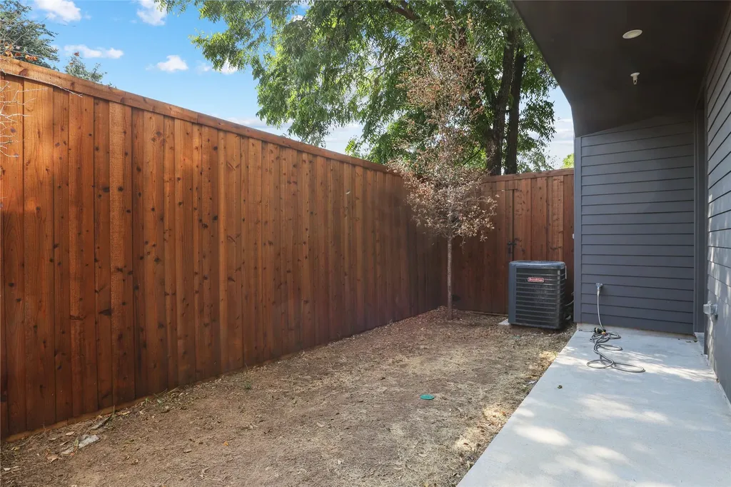 2139 Mail Avenue Dallas TX 75235