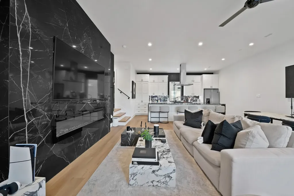 2139 Mail Avenue Dallas TX 75235