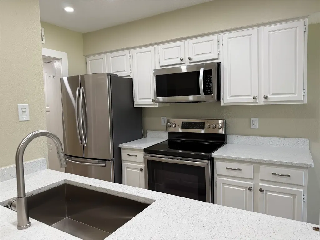 7525 Holly Hill Drive Dallas TX 75231