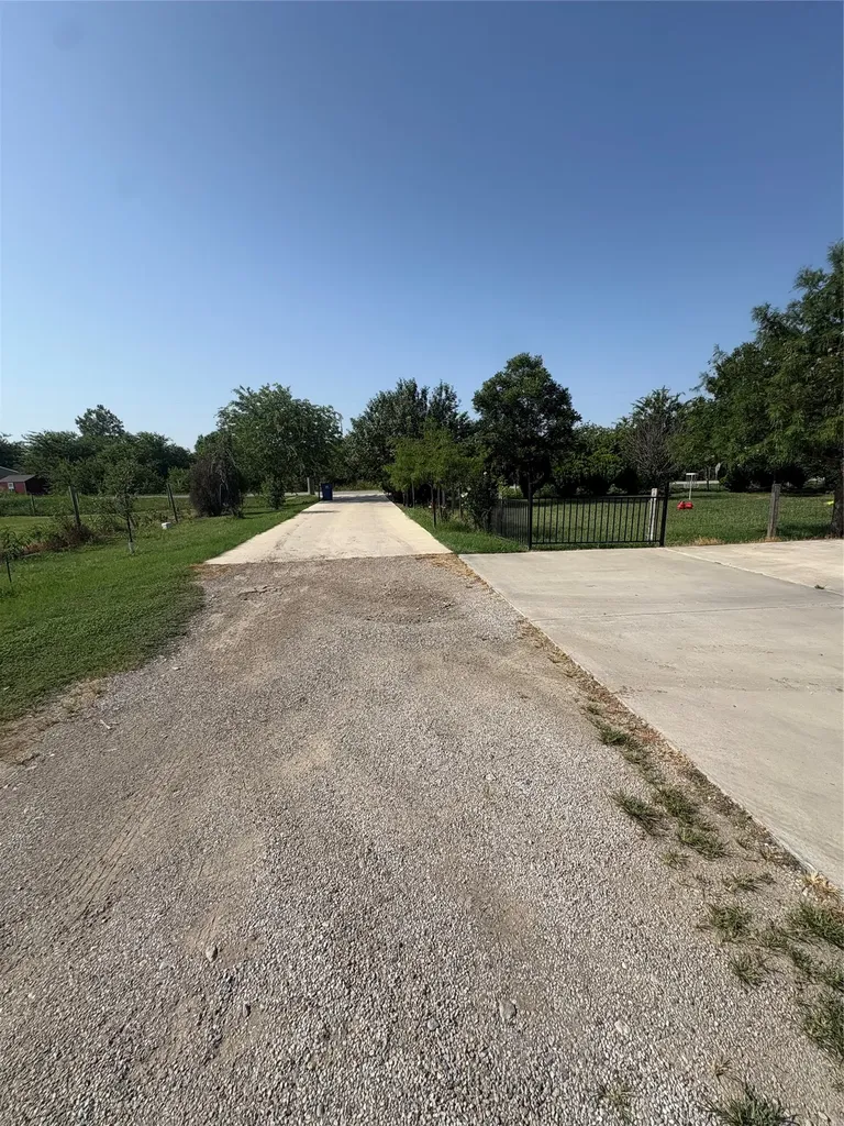22598 Arapaho Road Justin TX 76247