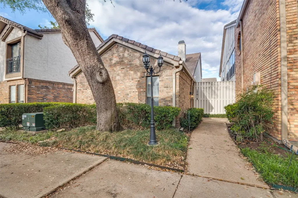 17018 Planters Row Addison TX 75001