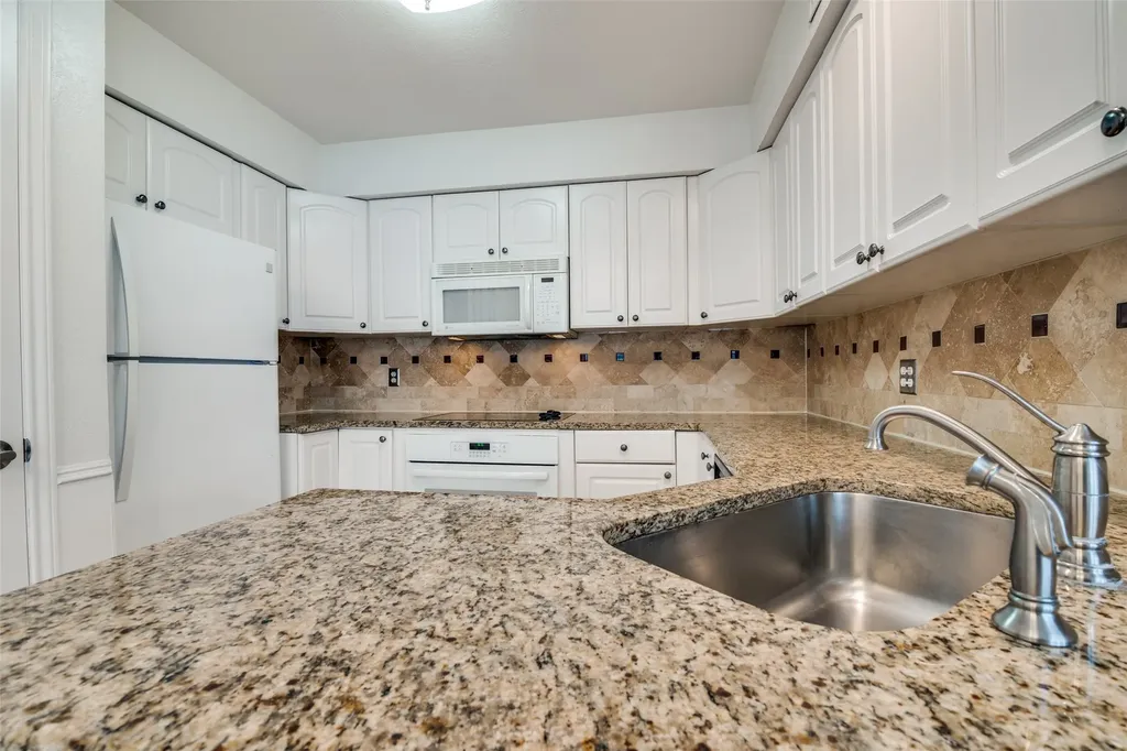 17018 Planters Row Addison TX 75001