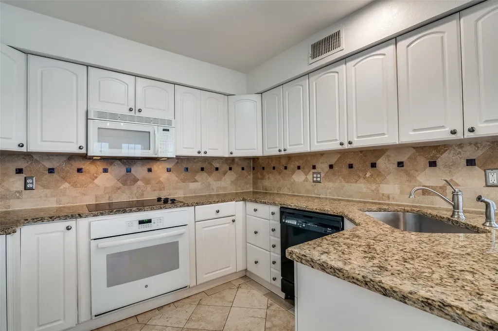17018 Planters Row Addison TX 75001
