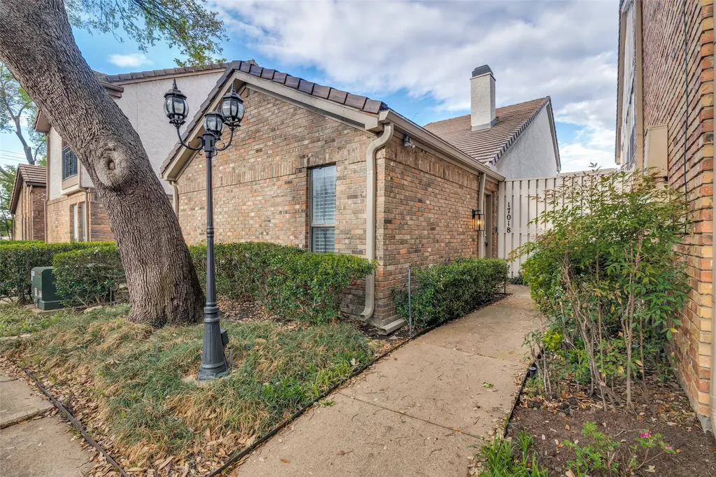 17018 Planters Row Addison TX 75001
