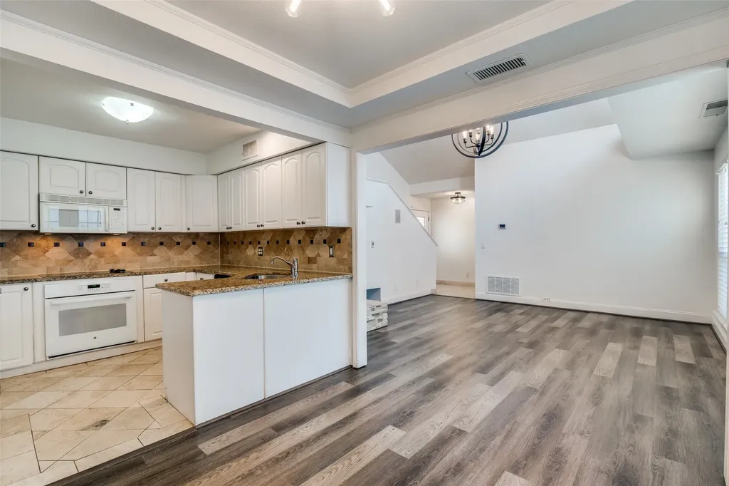 17018 Planters Row Addison TX 75001