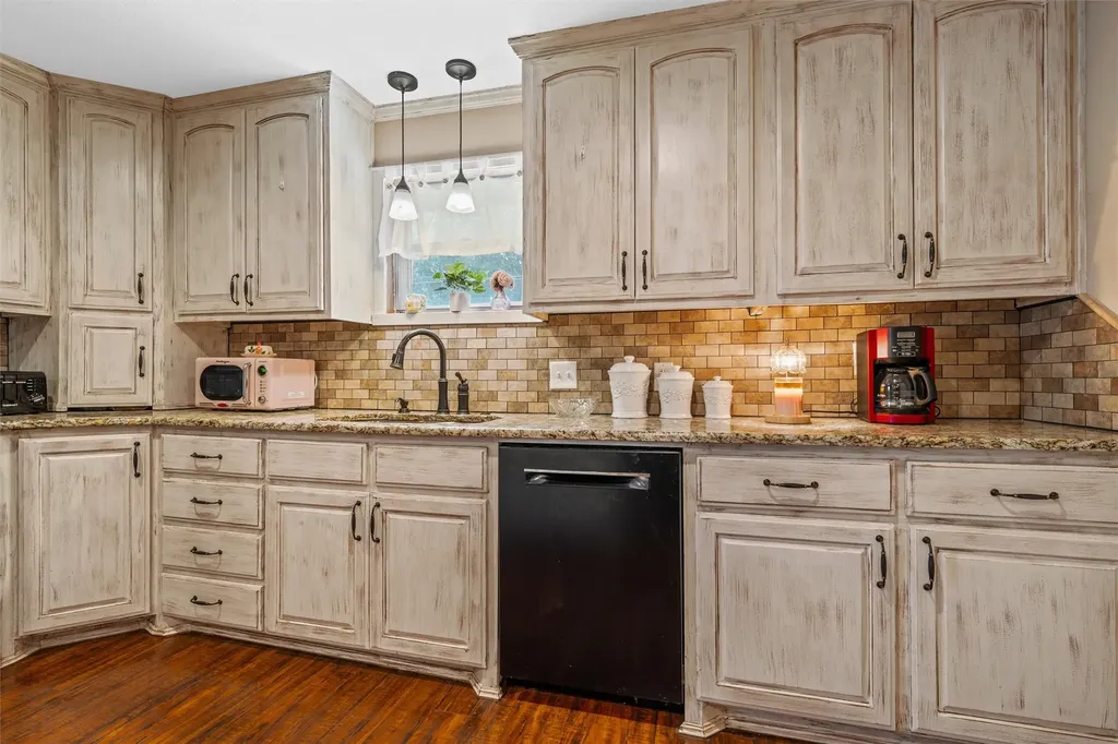 600 S Andrews Drive Robinson TX 76706