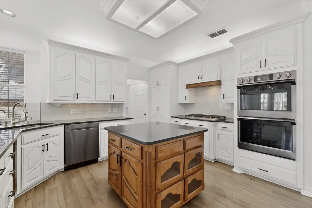 1405 Briar Drive Bedford TX 76022
