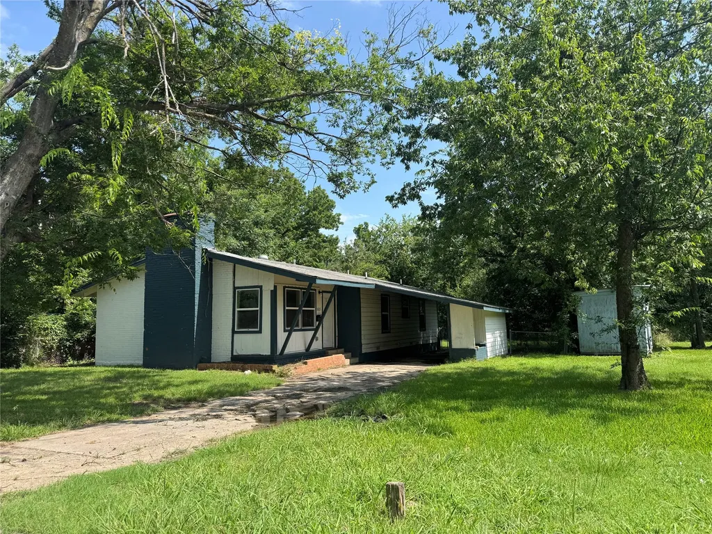 1605 Jackson Street Commerce TX 75428