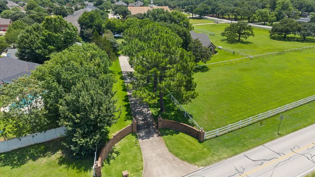 8111 Russell Curry Road Arlington TX 76001