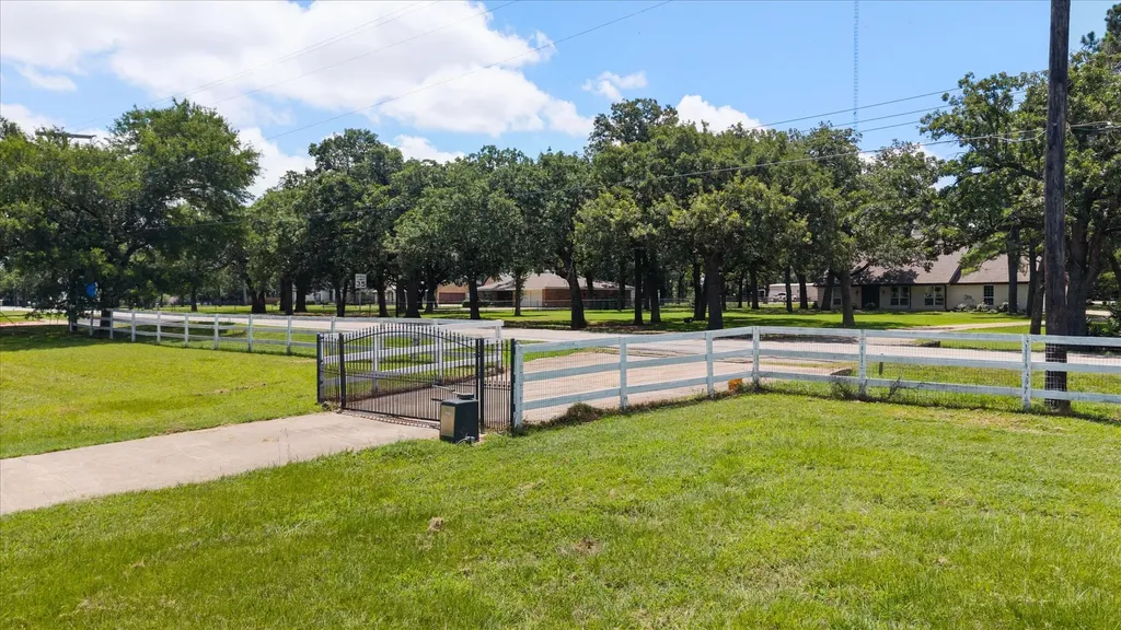 8111 Russell Curry Road Arlington TX 76001