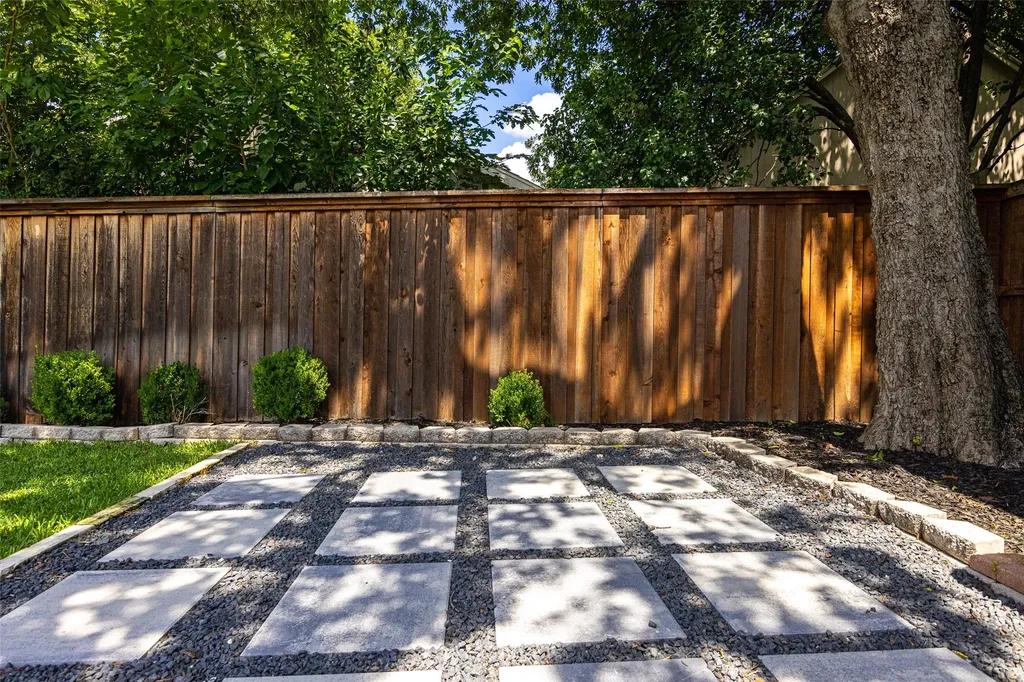 1537 Mapleton Drive Dallas TX 75228
