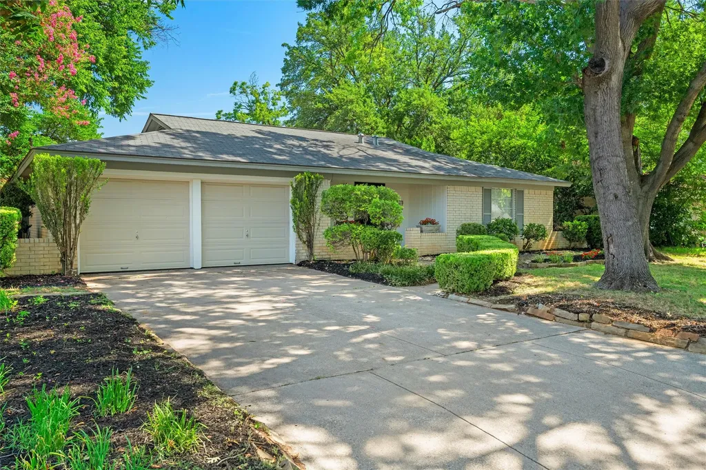 1705 Manchester Drive Arlington TX 76012