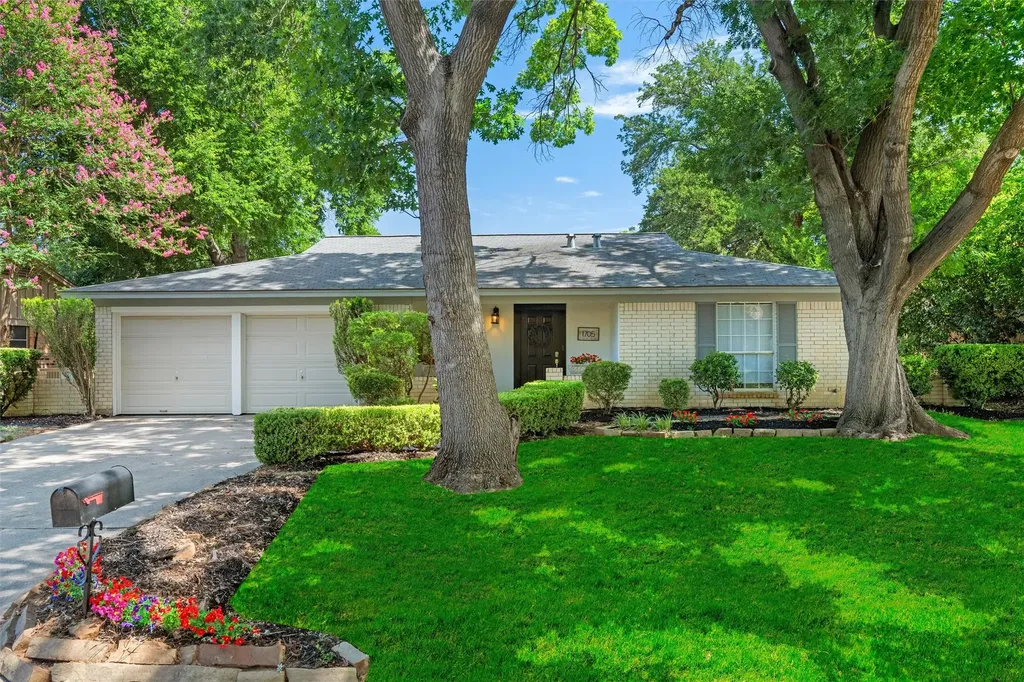 1705 Manchester Drive Arlington TX 76012