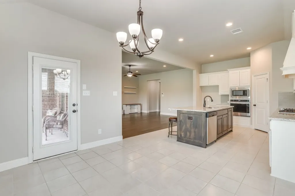 131 Hawks Ridge Trail Burleson TX 76028