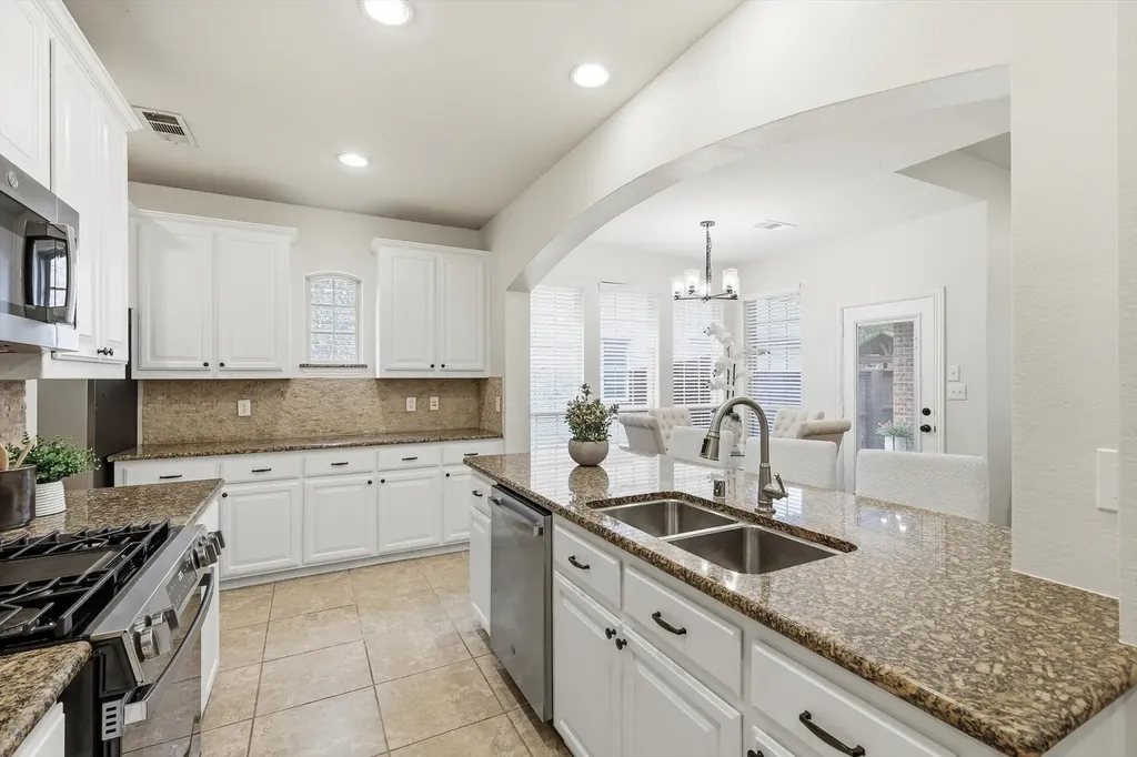 1336 Burnett Drive Lantana TX 76226