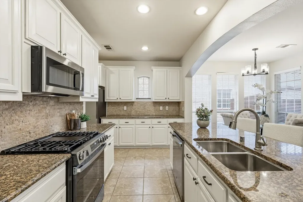 1336 Burnett Drive Lantana TX 76226