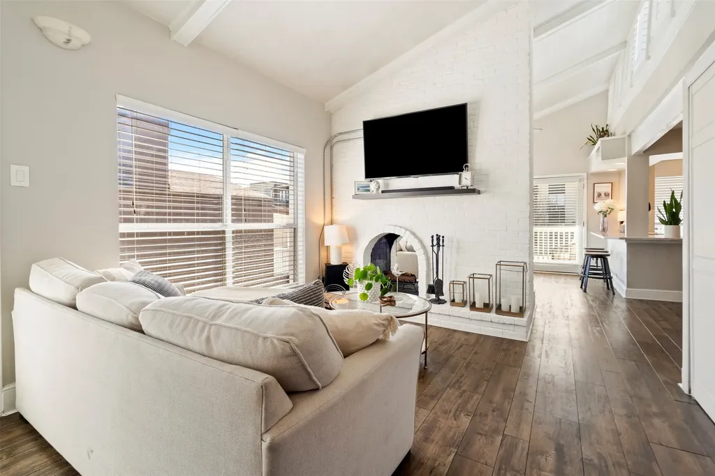5916 Sandhurst Lane Dallas TX 75206