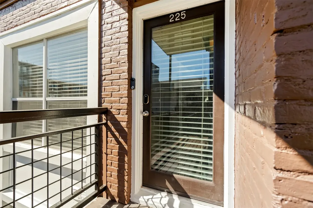 5916 Sandhurst Lane Dallas TX 75206