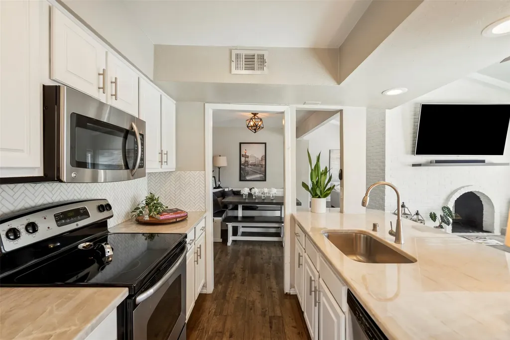 5916 Sandhurst Lane Dallas TX 75206