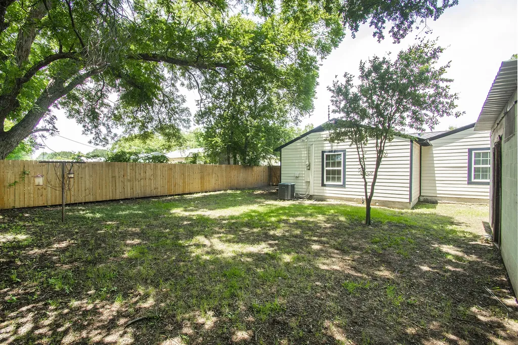 2502 Helmet Street Irving TX 75060