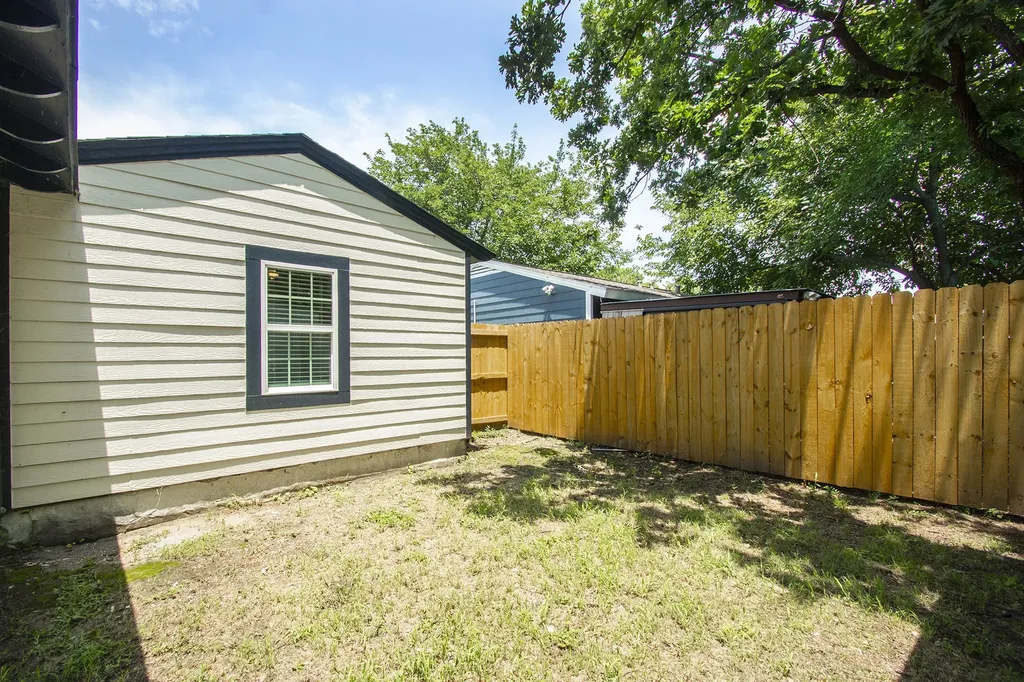 2502 Helmet Street Irving TX 75060