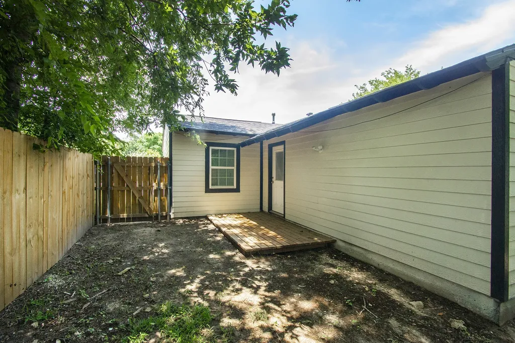 2502 Helmet Street Irving TX 75060