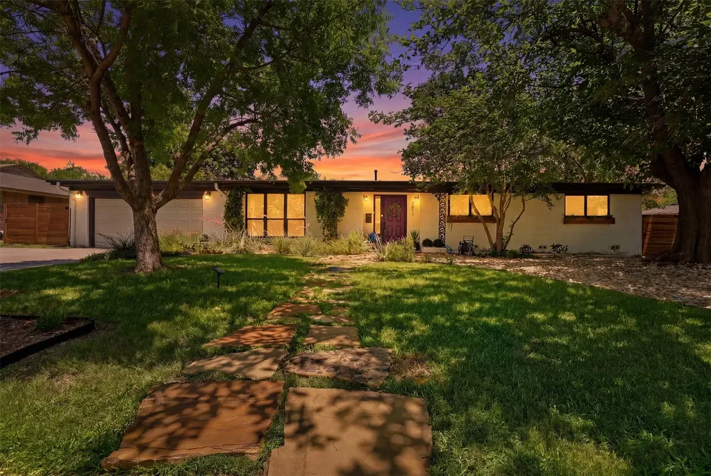 3817 Springbranch Drive Benbrook TX 76116
