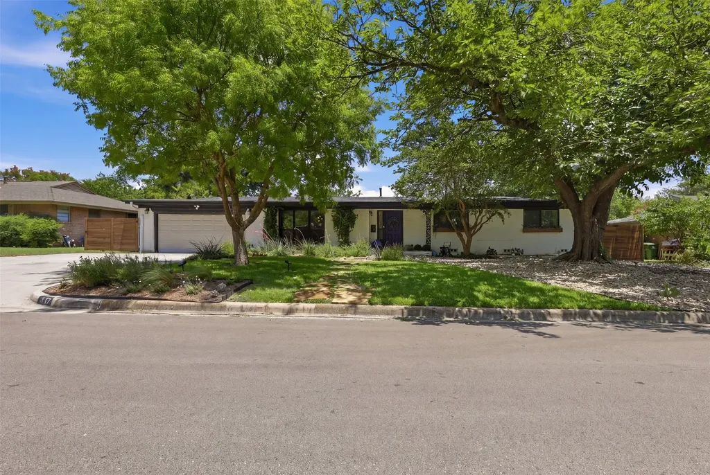 3817 Springbranch Drive Benbrook TX 76116
