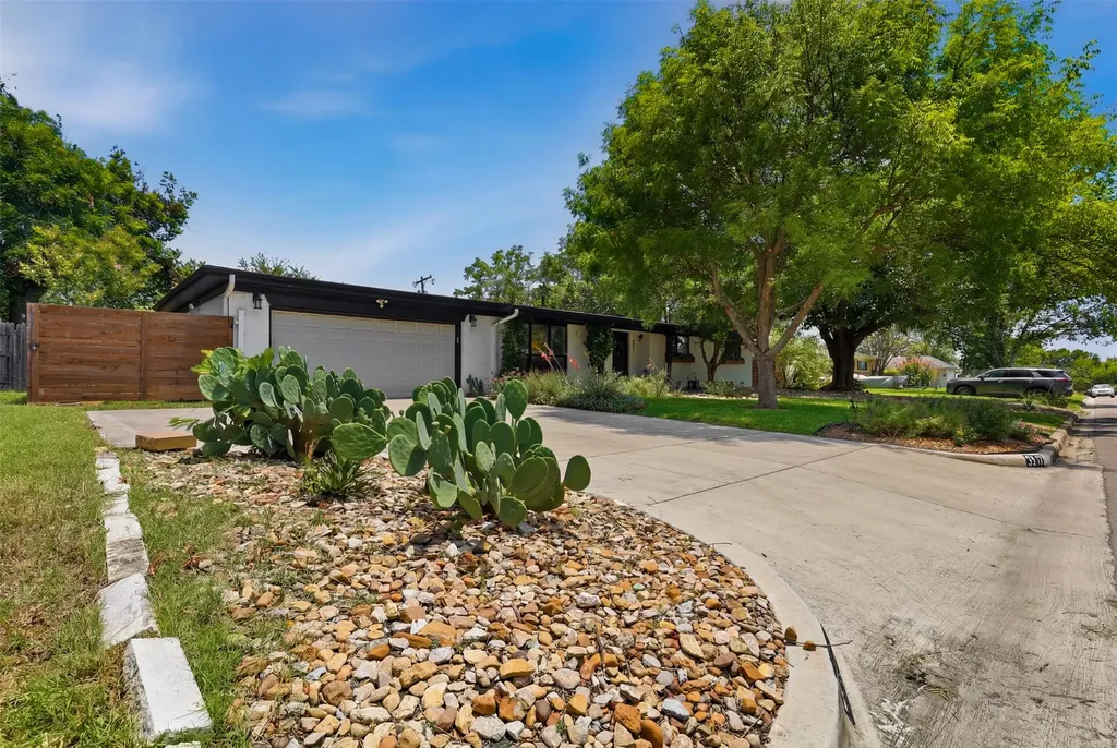3817 Springbranch Drive Benbrook TX 76116
