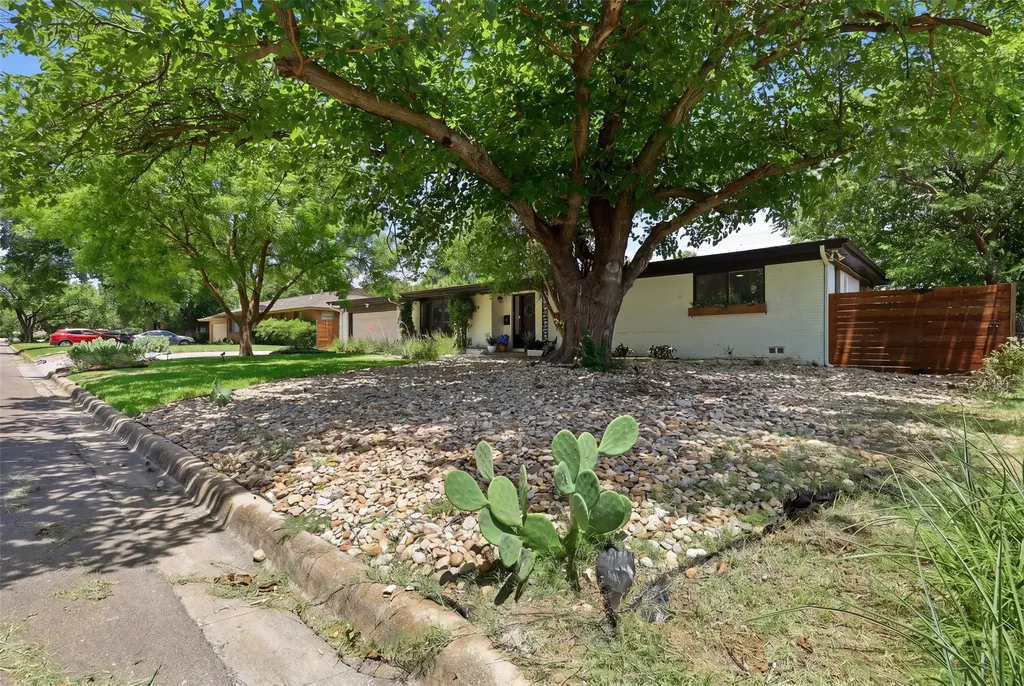 3817 Springbranch Drive Benbrook TX 76116