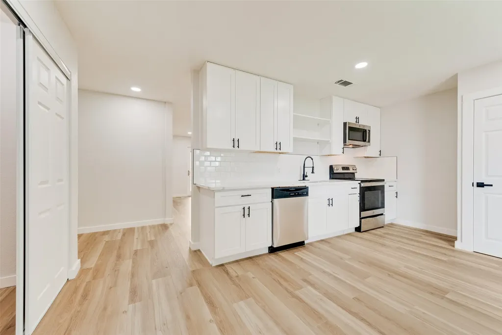 1032 Pleasant Valley Lane Arlington TX 76015