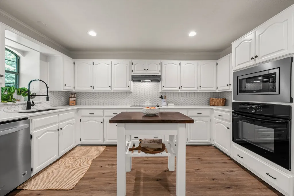 141 Bonham Drive Hewitt TX 76643
