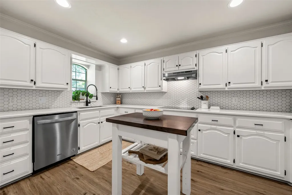 141 Bonham Drive Hewitt TX 76643