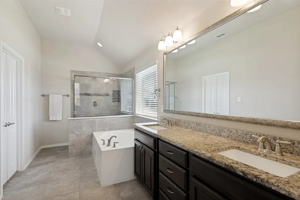 27 Oakridge Lane Edgecliff Village TX 76134