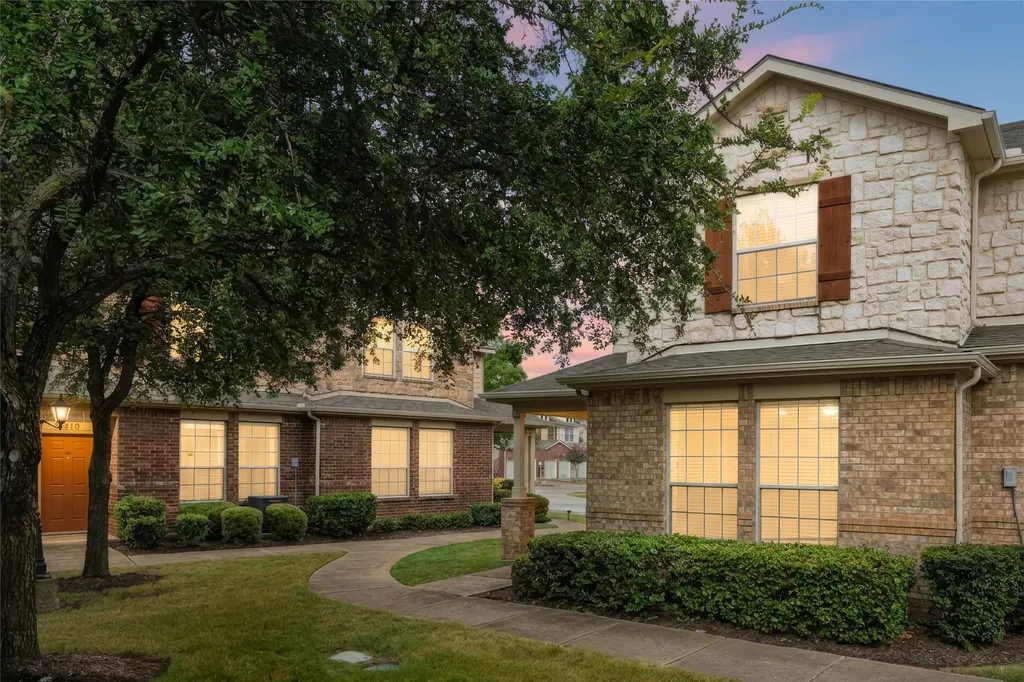 2722 Hyde Park Drive Grand Prairie TX 75050
