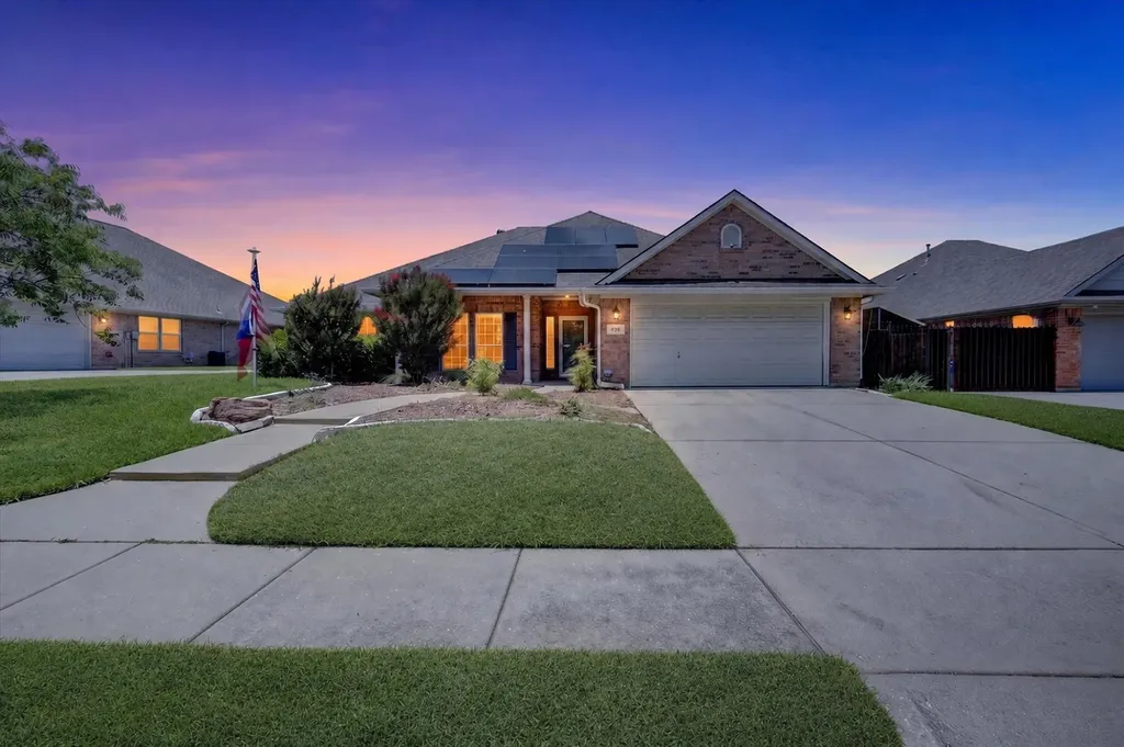 930 Royal Oak Lane Burleson TX 76028
