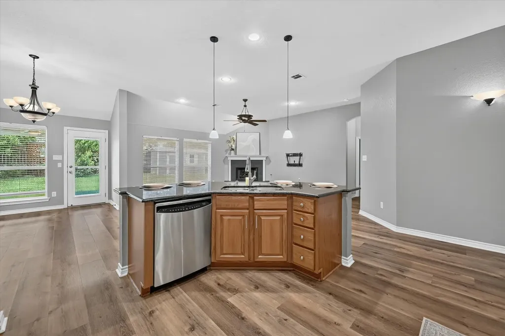 930 Royal Oak Lane Burleson TX 76028