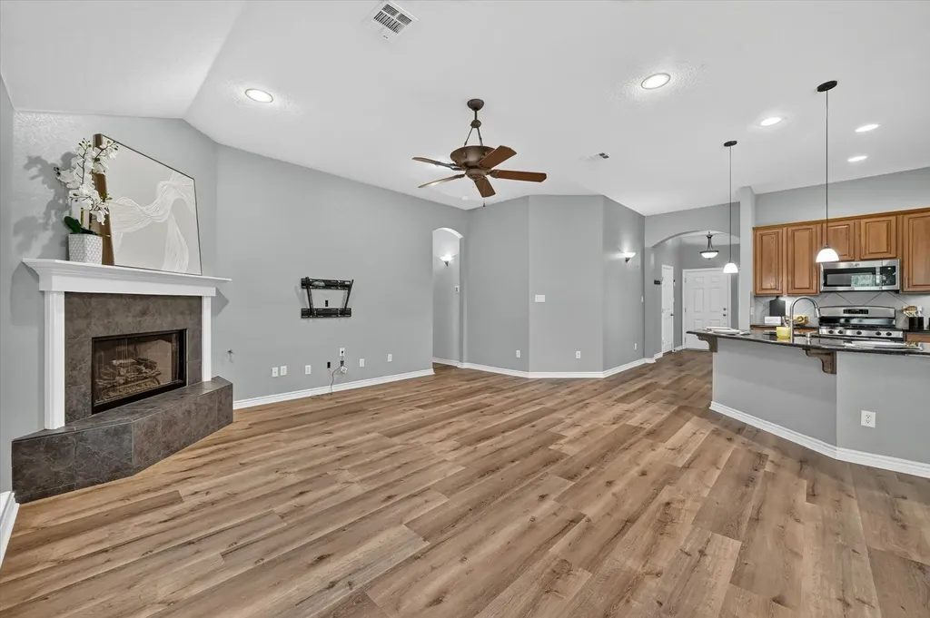 930 Royal Oak Lane Burleson TX 76028
