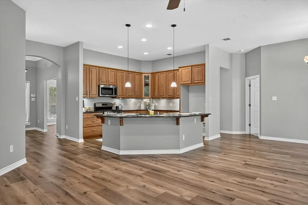 930 Royal Oak Lane Burleson TX 76028