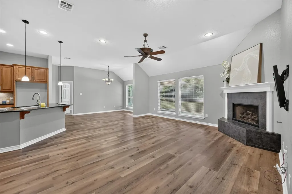 930 Royal Oak Lane Burleson TX 76028