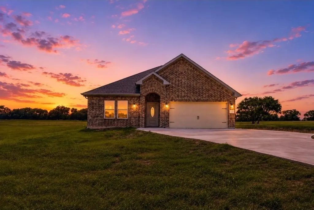 1948 County Road 1255 Savoy TX 75479