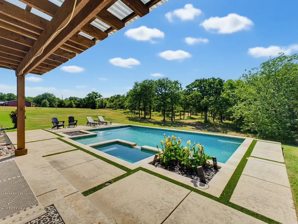129 Coyote Cave Lane Alvord TX 76225