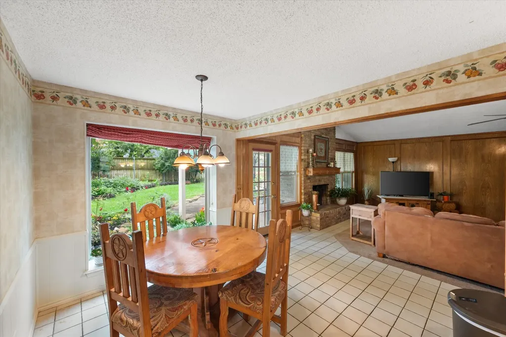 1018 Auburn Drive Arlington TX 76012